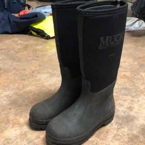 Muck boots size 6-7